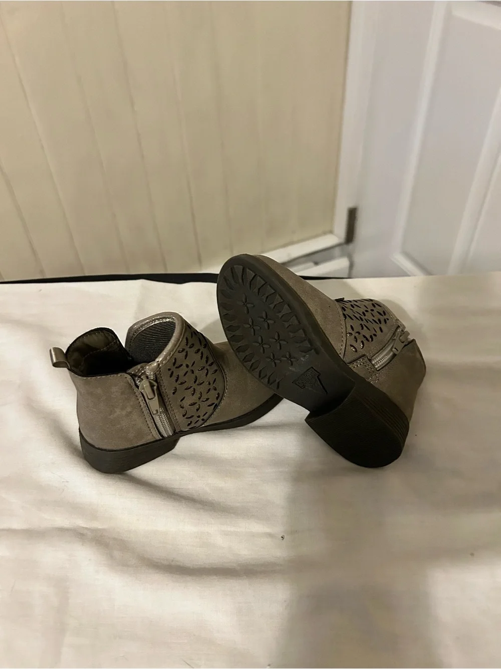 Oshkosh B’gosh Estell Toddler Ankle Boots/Taupe Laser Cut/Toddler’s Size 7 M